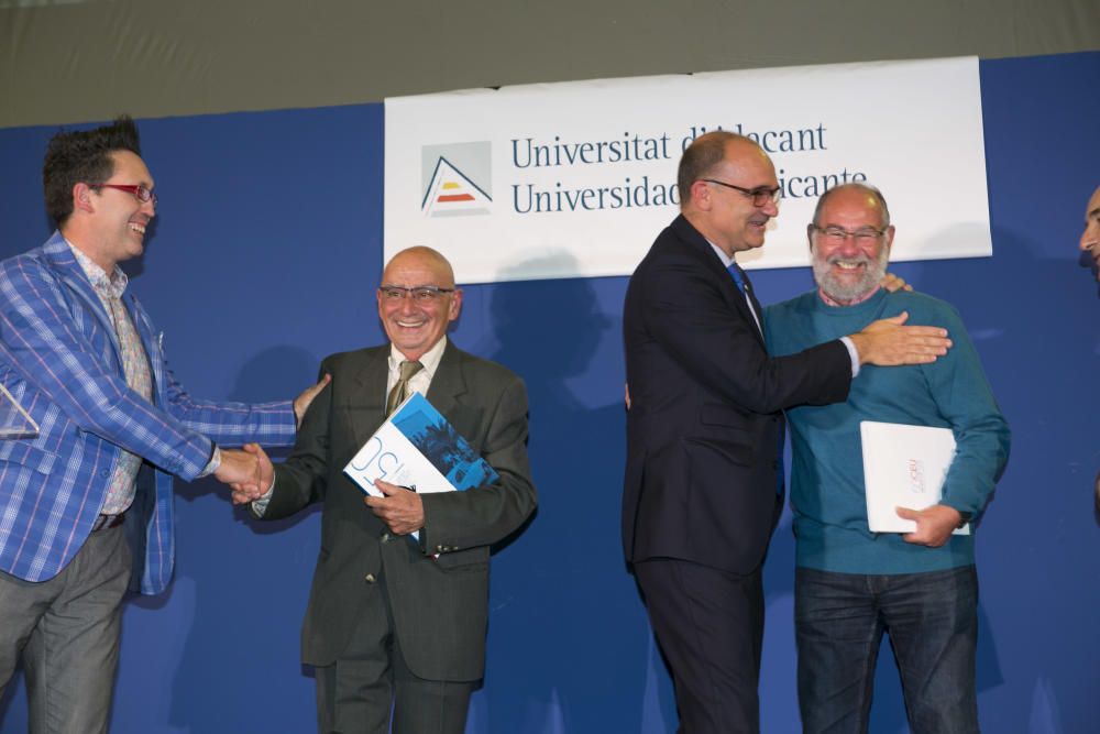 Decenas de profesores y alumnos del CEU, germen de la Universidad de Alicante, se reencuentran en un emotivo acto organizado en el campus.