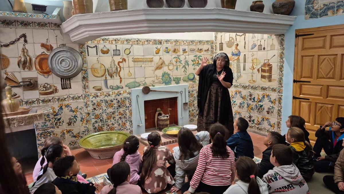 Los colegios de Carcaixent han participado en las visitas teatralizadas al Palau de la Marquesa.