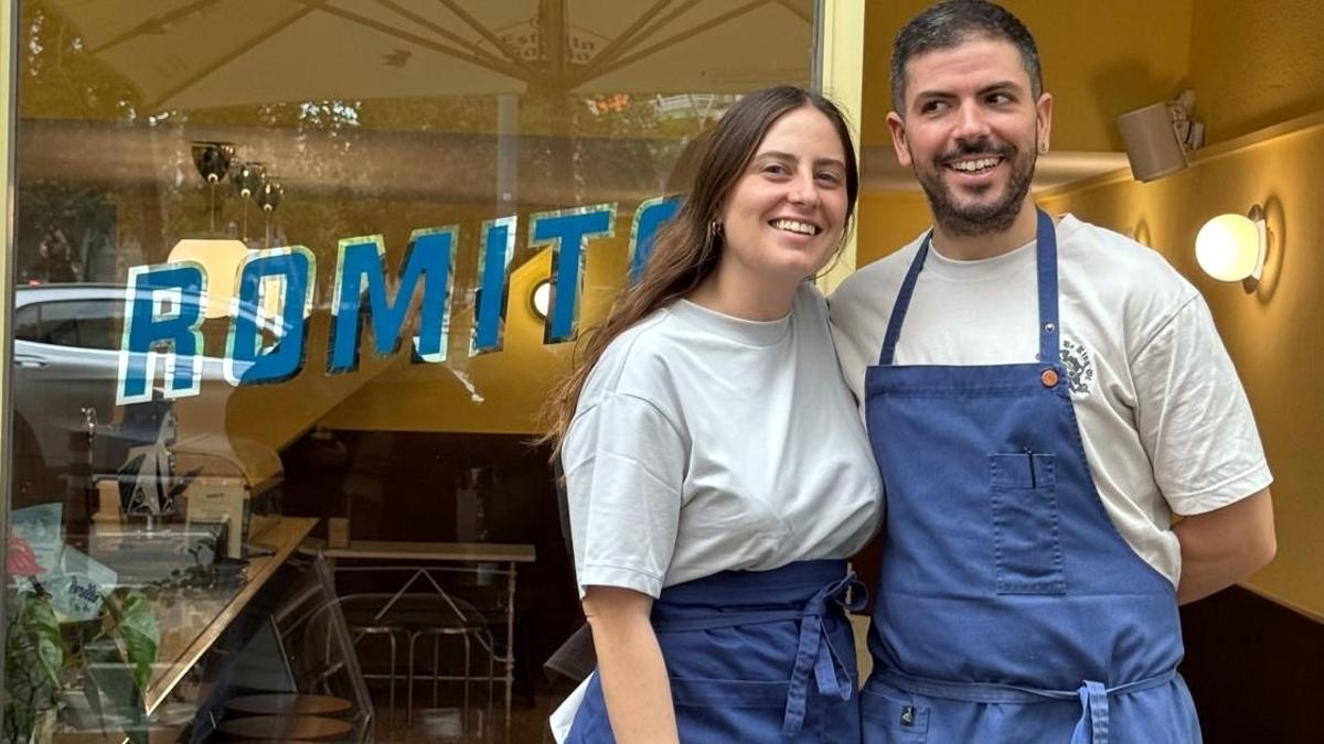 Gala Massetti y Jordi Saavedra, en la puerta de Romita.