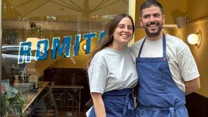 Gala Massetti y Jordi Saavedra, en la puerta de Romita.