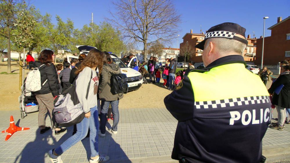 La Policia Local de Blanes ven escuts solidaris a l'escola Pinya de Rosa