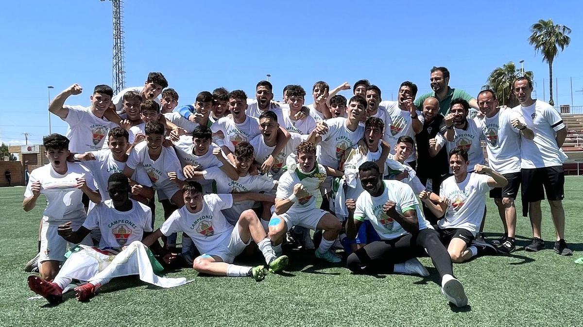 Los jugadores del Elche Juvenil B celebran el título tras ganar en Alboraya y la derrota del Villarreal B