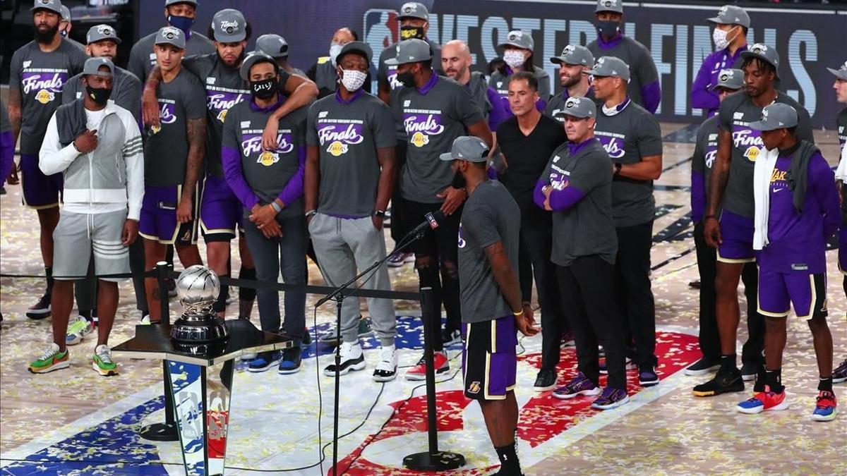 Los jugadores de los Lakers, en el momento de recibir su trofeo como campeones de la Conferencia Oeste