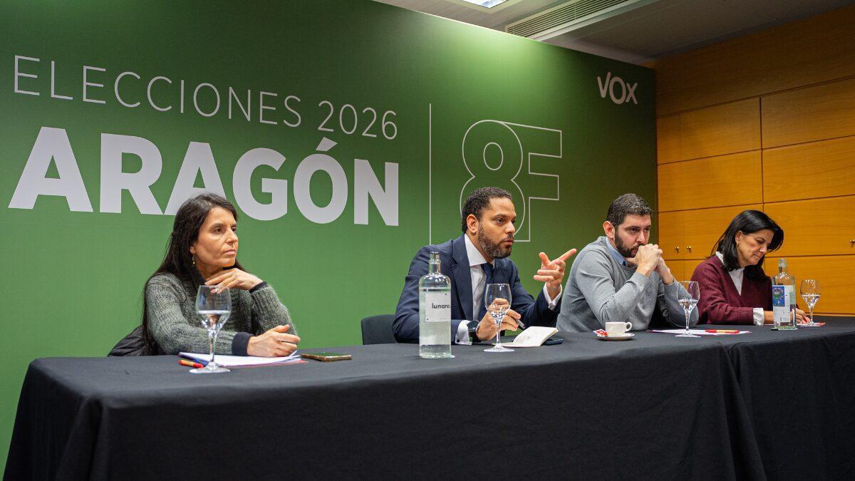 El secretario general de Vox, Ignacio Garriga, este martes en Zaragoza junto al candidato Alejandro Nolasco.