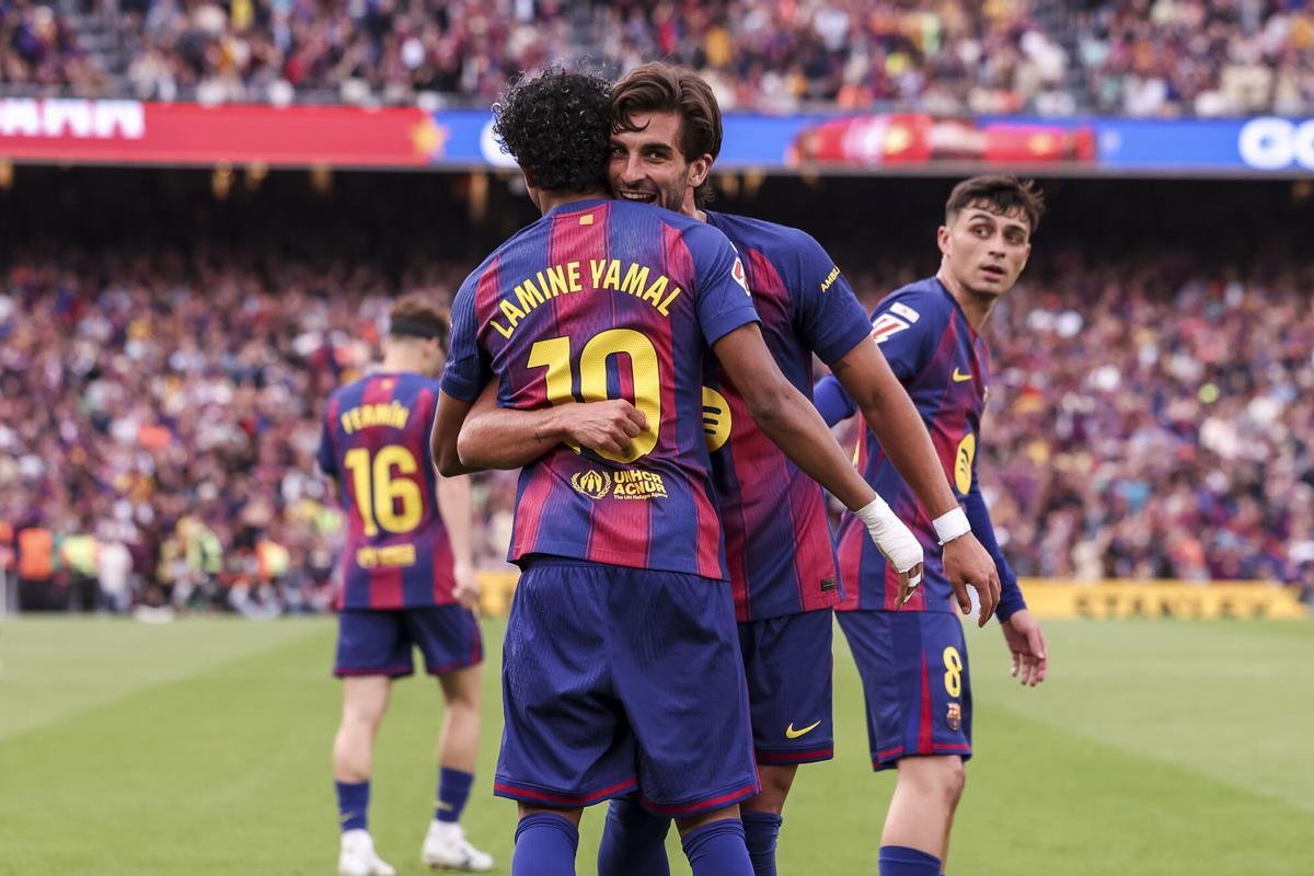 Lamine, Ferran y Pedri celebran.