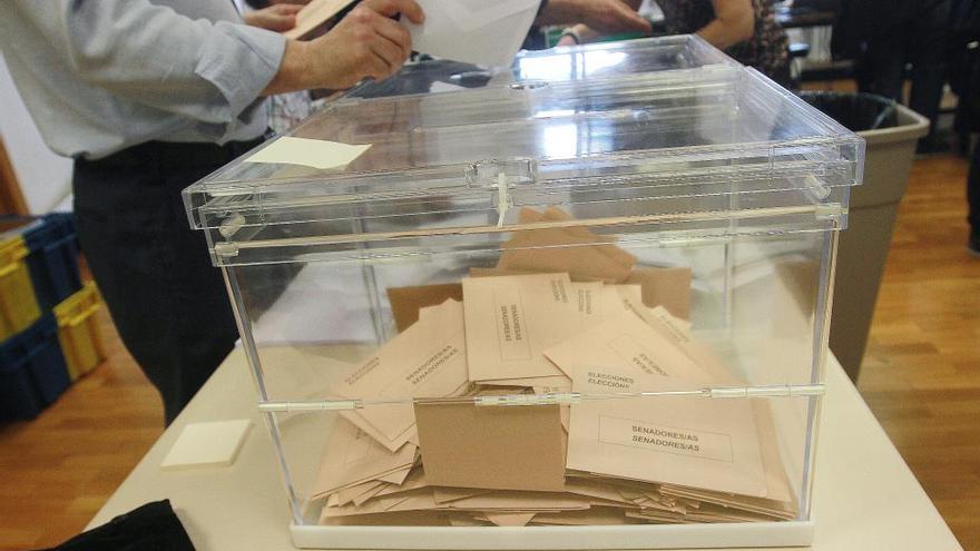 59.000 electores residentes en las cuatro provincias gallegas cursaron la solicitud para votar por correo. // I. Osorio
