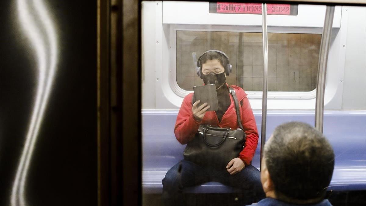 Un pasajero lleva una máscara en el metro de Nueva York el 3 de marzo del 2020