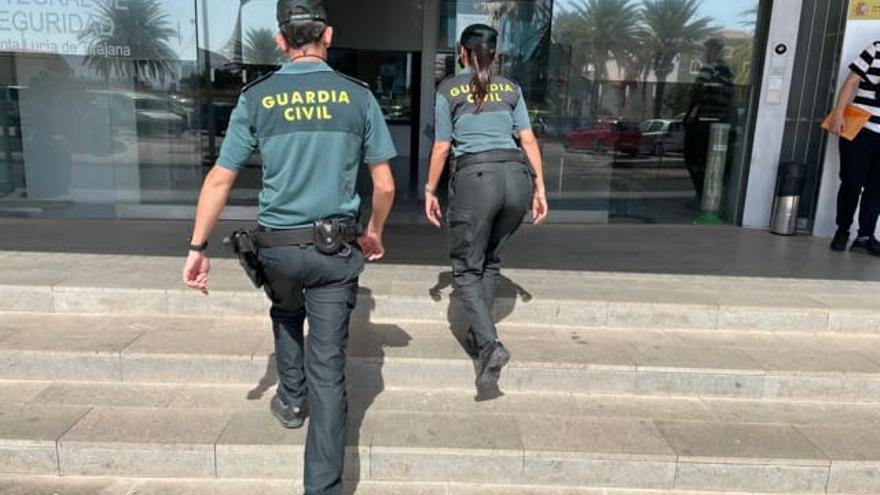 Dos agentes de la Guardia Civil durante la investigación de la supuesta apropiación indebida.