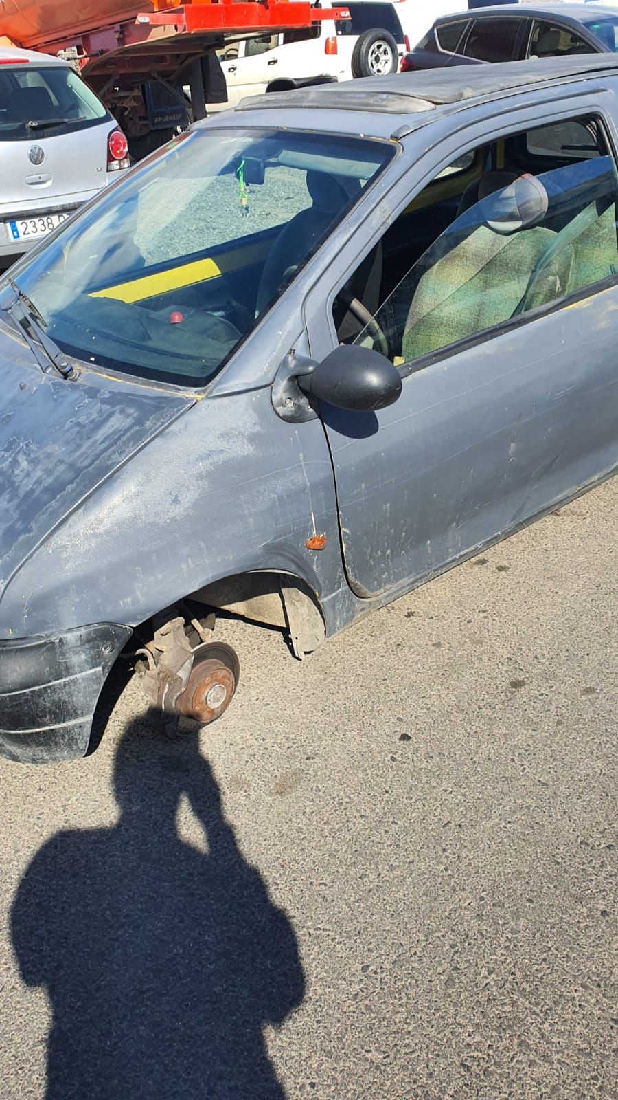 Un coche pierde una rueda cuando circulaba