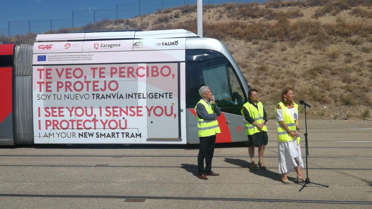 El ‘Tranvía inteligente’ fue presentado hace unos días por la Consejera de Movilidad, Natalia Chueca; Ana Moreno, Gerente de Los Tranvías de Zaragoza; y Eduardo Galvez, jefe de Gabinete de CAF.