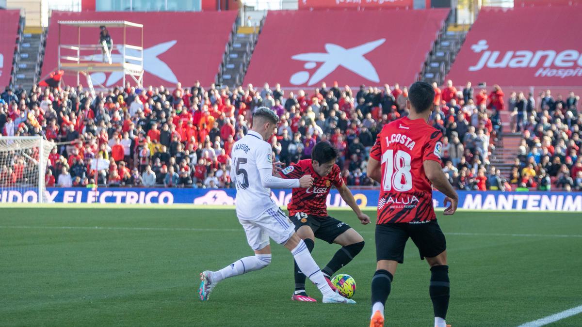 Valverde presiona a Kang In Lee durante el partido.