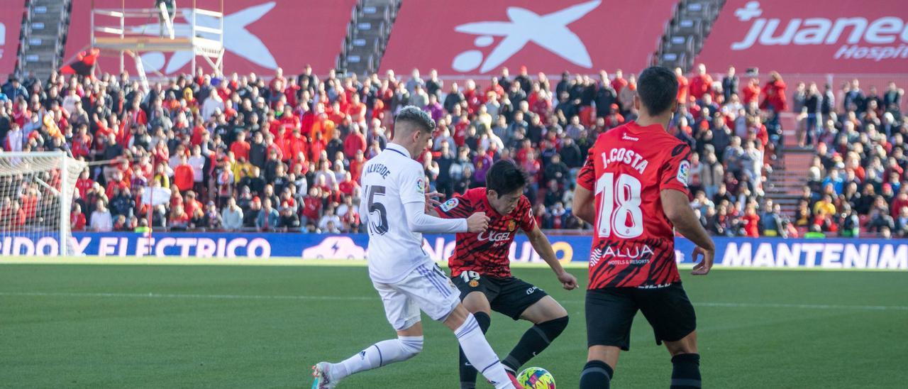 Valverde presiona a Kang In Lee durante el partido.