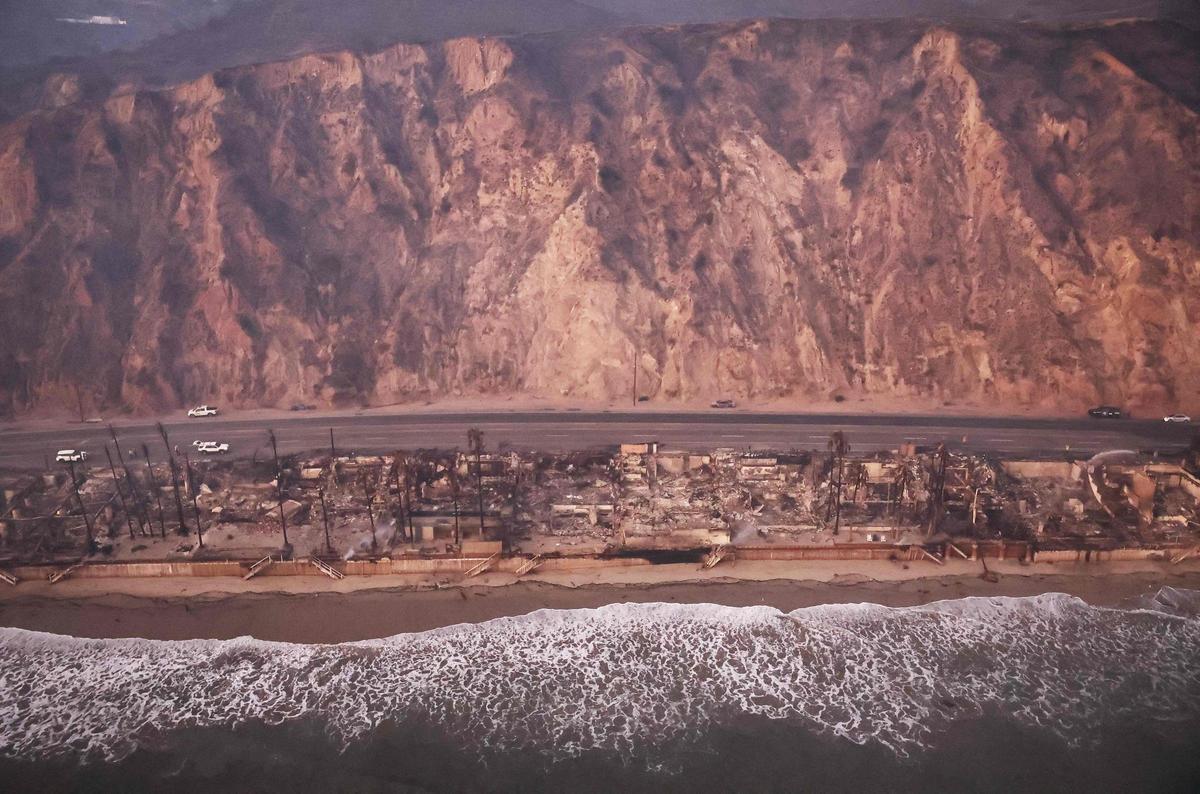 Devastación en las calles de Los Ángeles tras el fuego