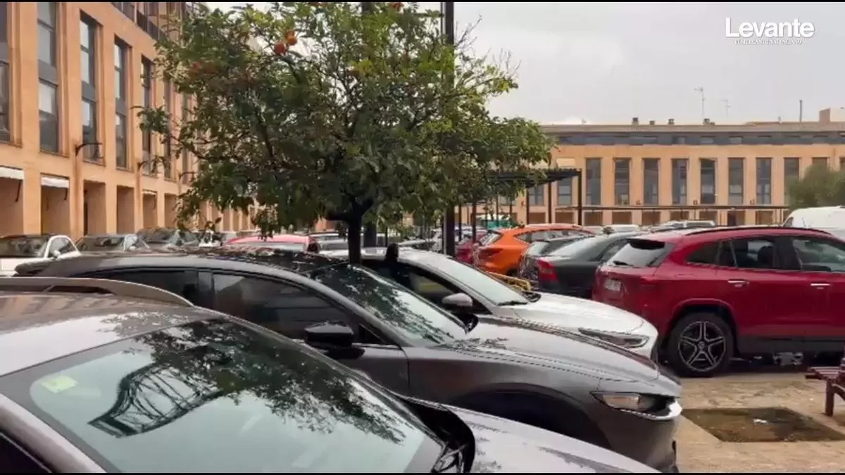 Vecinos de la Plaza Mayor de Catarroja exigen desbloquear las obras del parking municipal tras 20 meses de la dana
