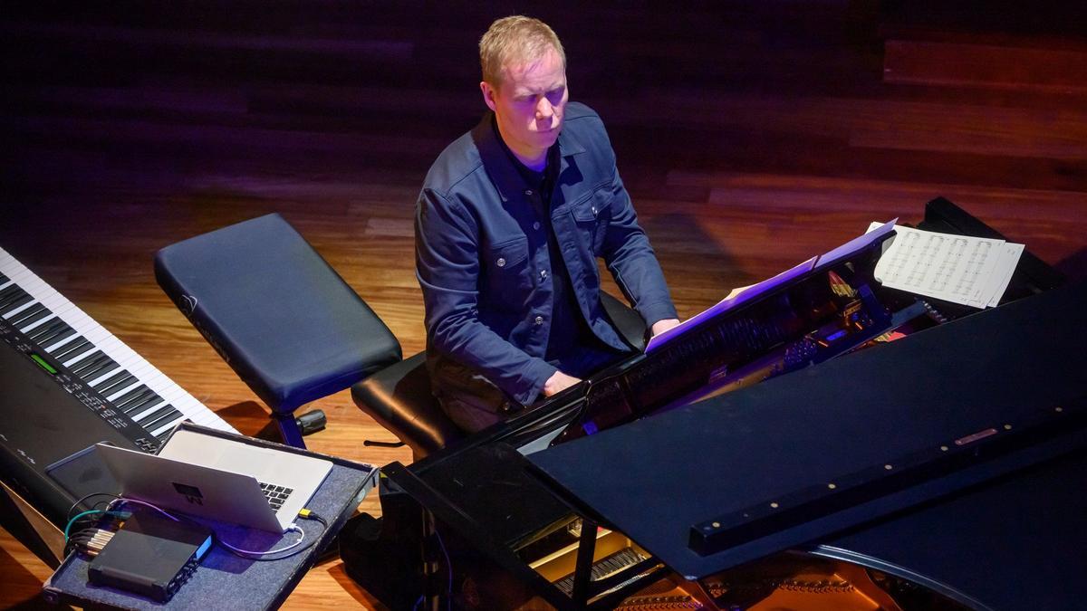 Max Richter tocando el piano durante su concierto en el Palau de la Música