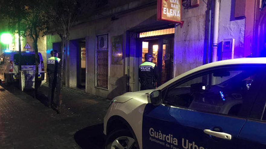 Actuació policial en un bar del carrer Sant Pau.