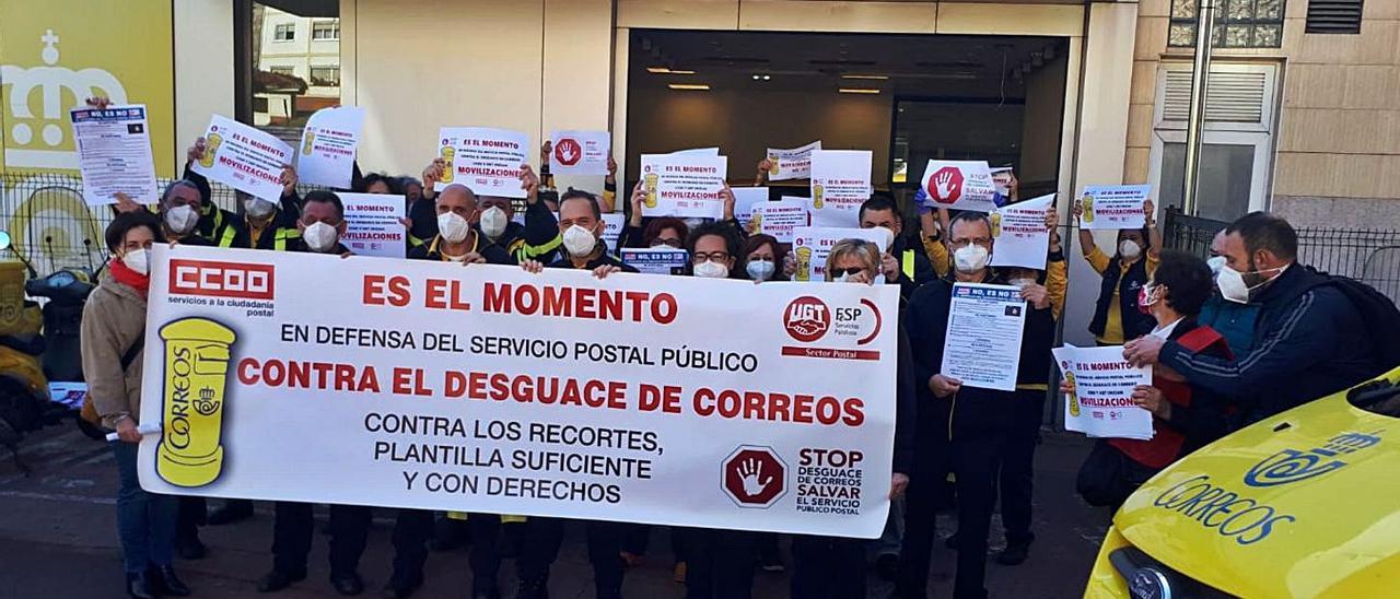 Concentración en Avilés en contra del “desguace de Correos” |