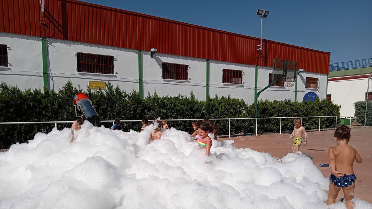 Una fiesta de la espuma en uno de los campamentos anteriores.