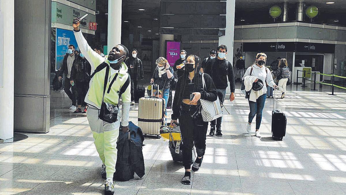 Els primers viatgers anglesos arribant ahir a l’aeroport del Prat. | JORDI COTRINA