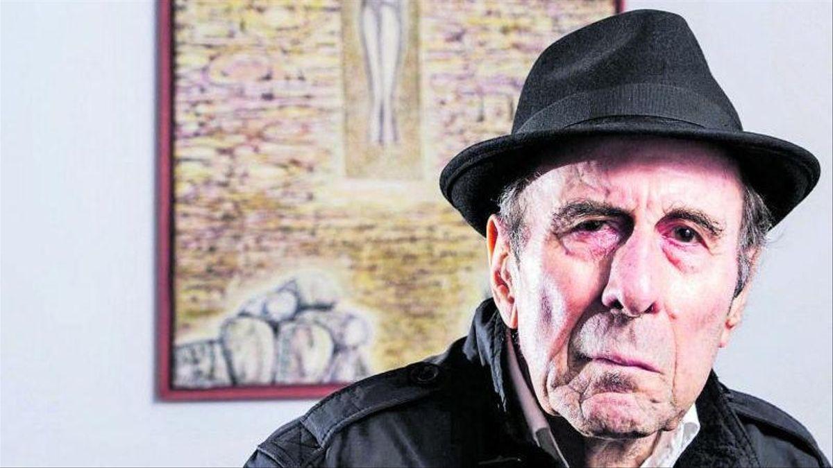 Cristino de Vera ante uno de sus cuadros.