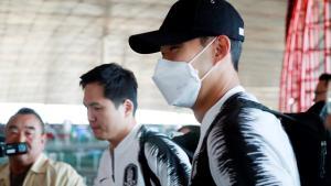 El capitán de la selección surcoreana Heung-min Son, jugador del Tottenham, este lunes en el aeropuerto de Pekín camino a Corea del Norte.