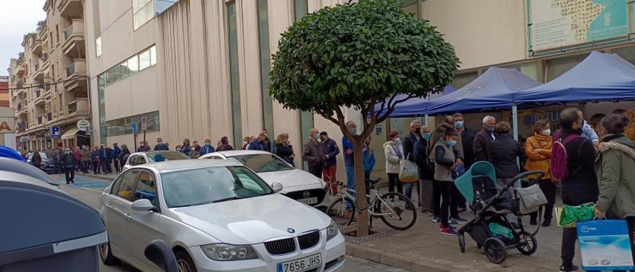 Cola inmensa ante uno de los dos centros de salud de Alzira, que ayer administró vacunas contra la Covid sin cita previa. | PASCUAL FANDOS