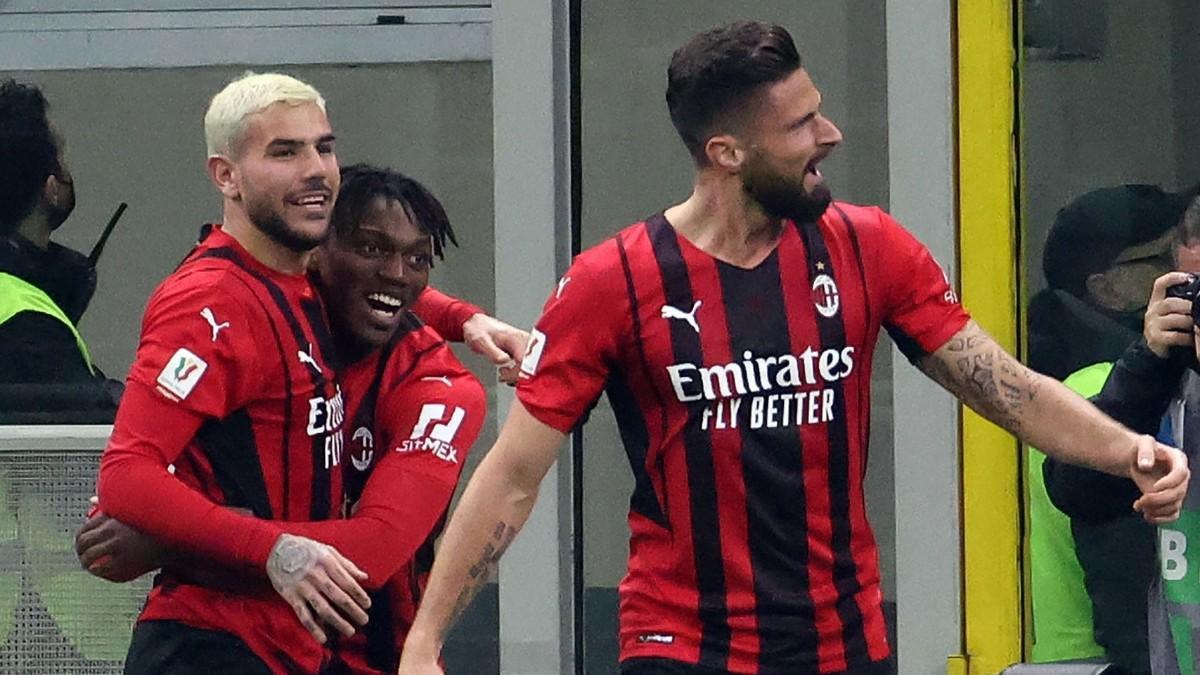 Theo, Leao y Giroud celebran uno de los goles del Milan a la Lazio en la Coppa Italia