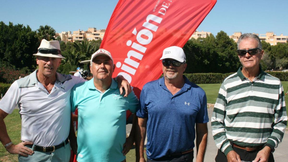 A la izquierda, participantes en la última edición del torneo. A la derecha, Joaquín Medina dando la señal de salida. | ANA GIL