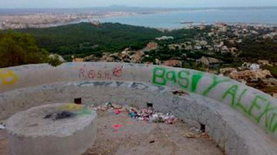 La suciedad acumulada en el mirador de na Burguesa.