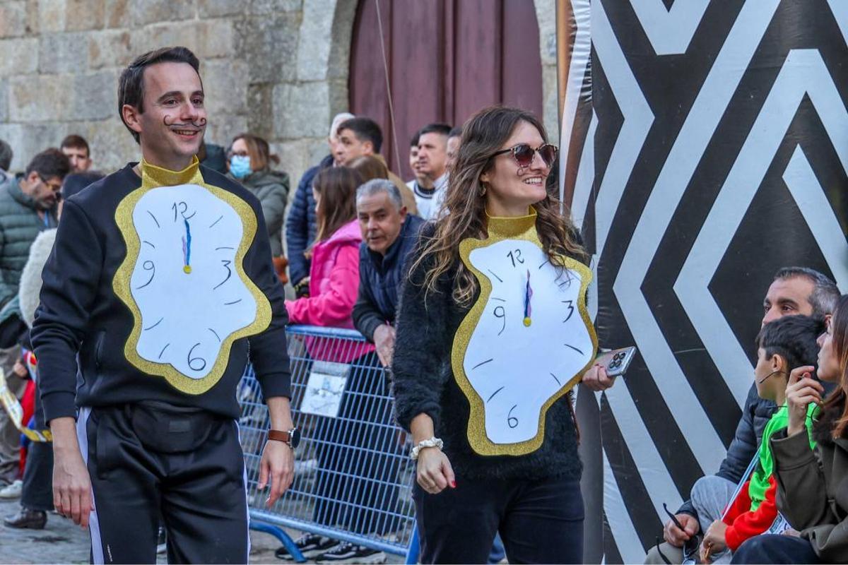 Cambados despide el año con miles de pisadas... y disfraces navideños