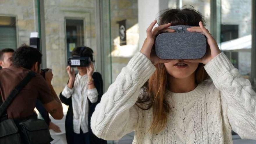 Varisa jóvenes utilizan unas gafas de realidad virtual en el certamen. // G. Santos