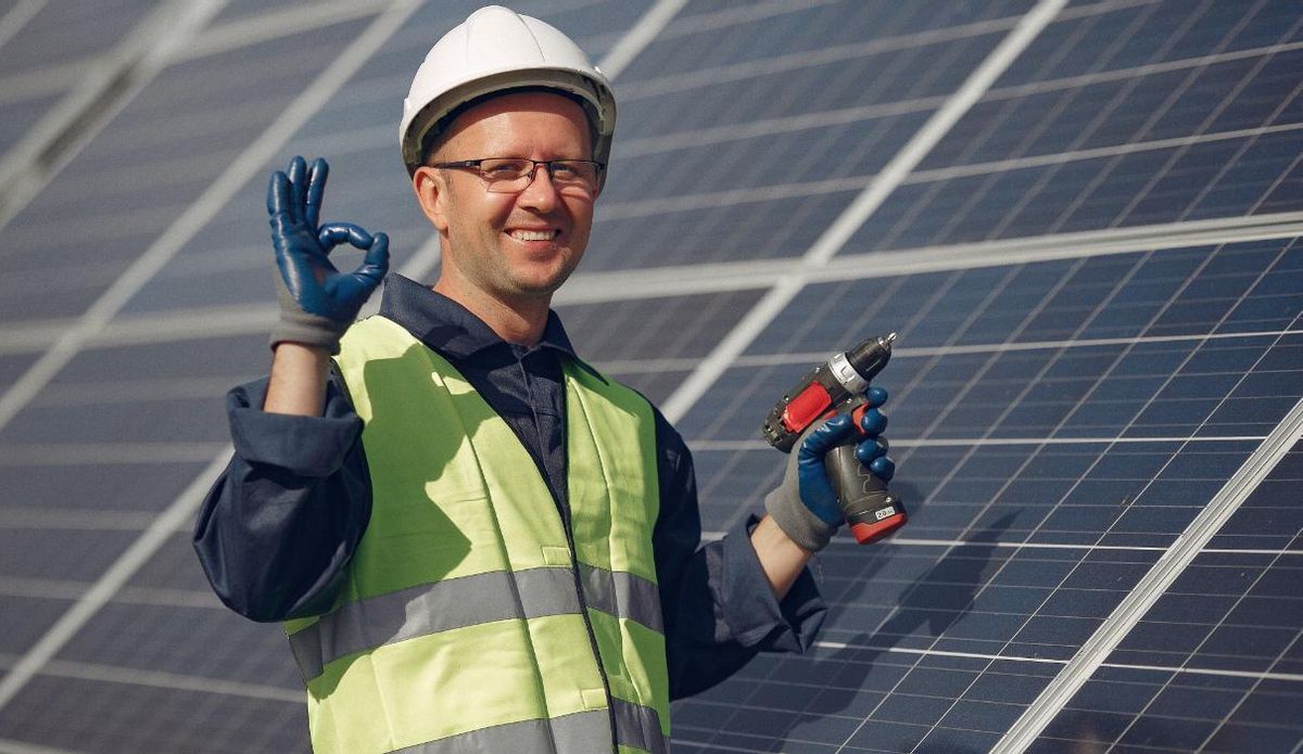 Los instaladores de placas solares están muy demandados actualmente