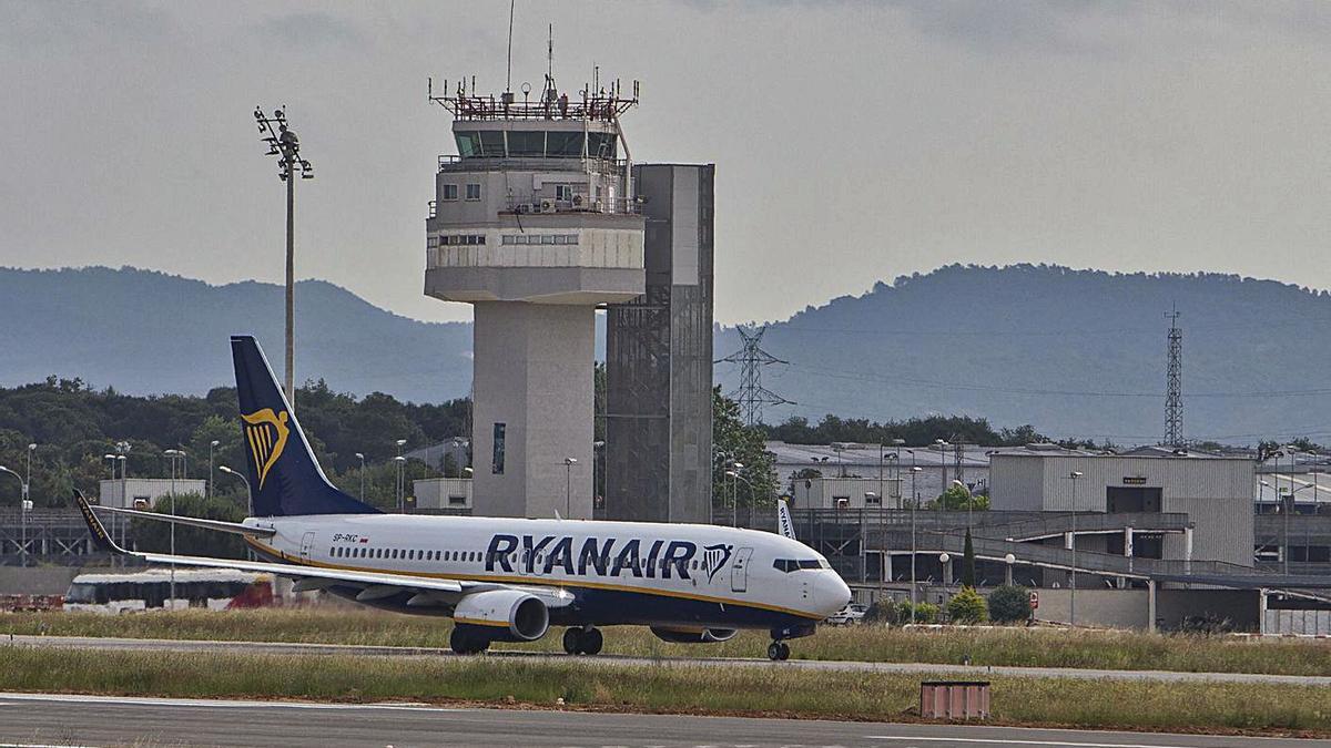 Un avió de Rynair a la pista de l’aeroport de Girona, aquest estiu.  | DAVID APARICIO