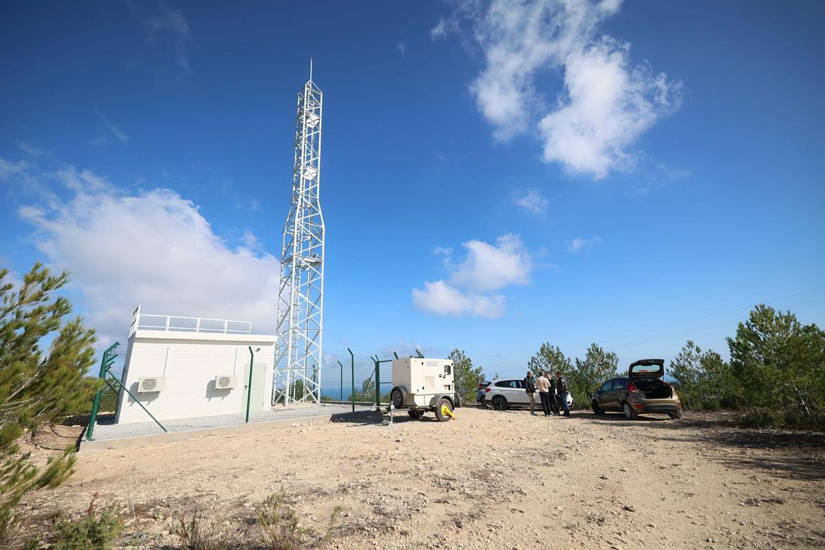 Imagen de archivo de una antena de telecomunicaciones instalada el año pasado en Sant Joan.