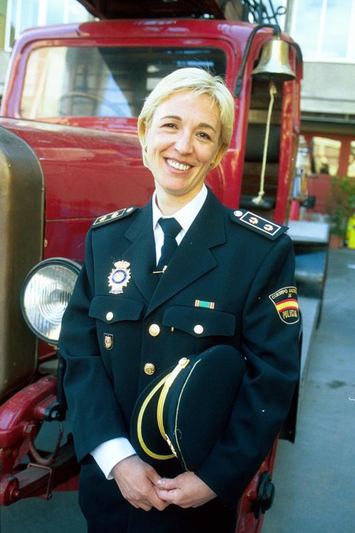 María Marcos, hoy comisaria principal y jefa de Seguridad de Moncloa, en una visita a Barcelona en 2001.