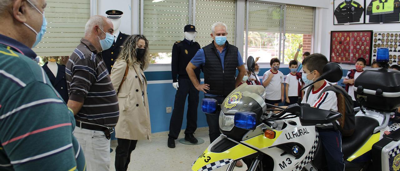 Los escolares del Oratorio Festivo durante su visita al Museo de la Policía Local de Novelda.