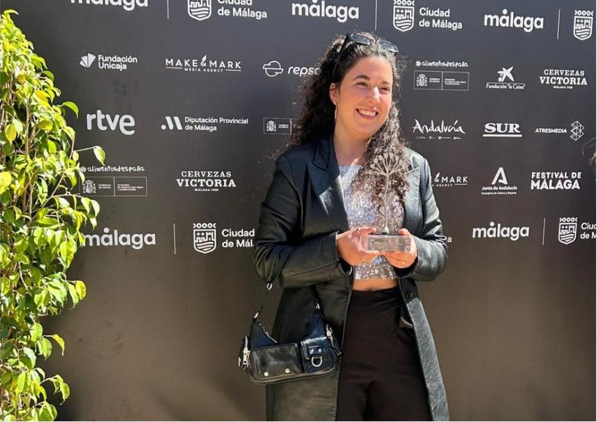 Lucía criado sujetando la Biznaga de Plata en el Festival de Málaga