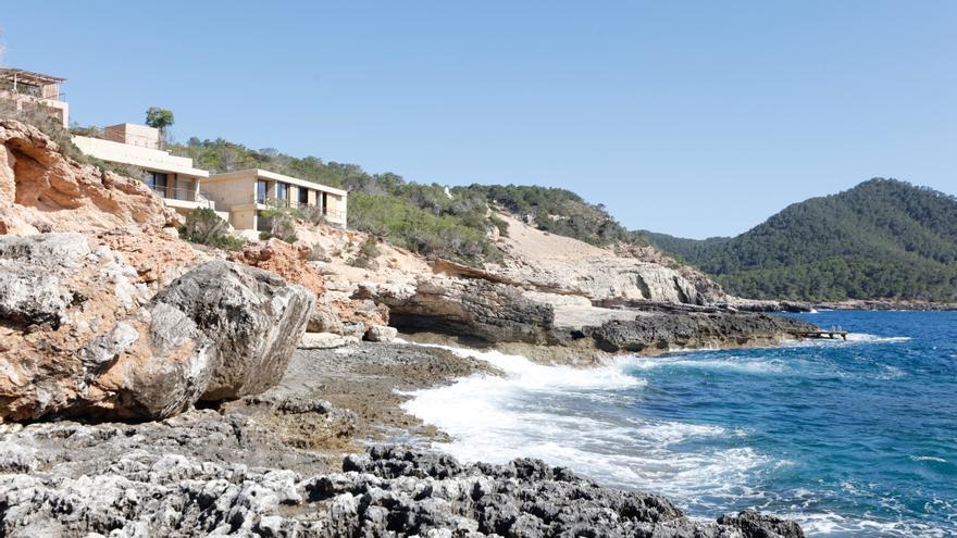 Medio Ambiente sanciona a un hotel de Xarraca con 30.000 euros por el vertido ilegal de agua al mar