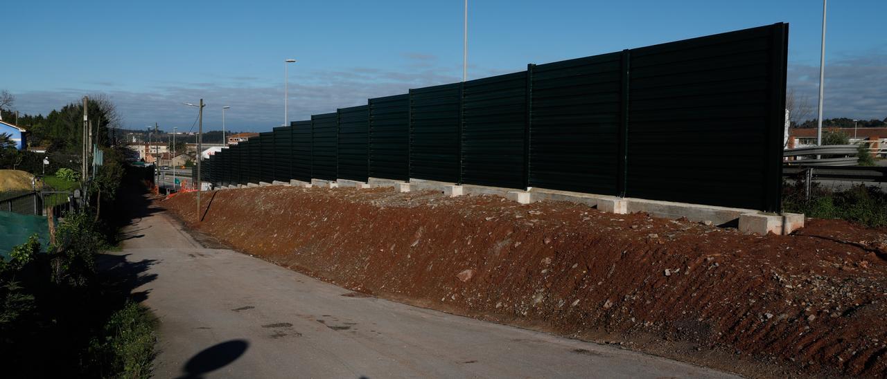 Un tramo de la barrera ya instalada en Trasona, ayer.