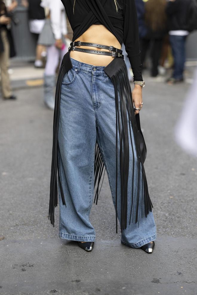 Cinturón con flecos sobre jeans vaqueros, una combinación estilo cowboy vista en París