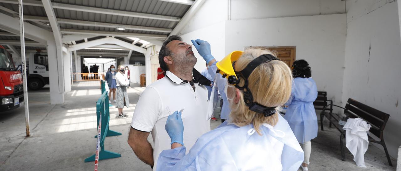 Una enfermera toma muestras para realizar una PCR.