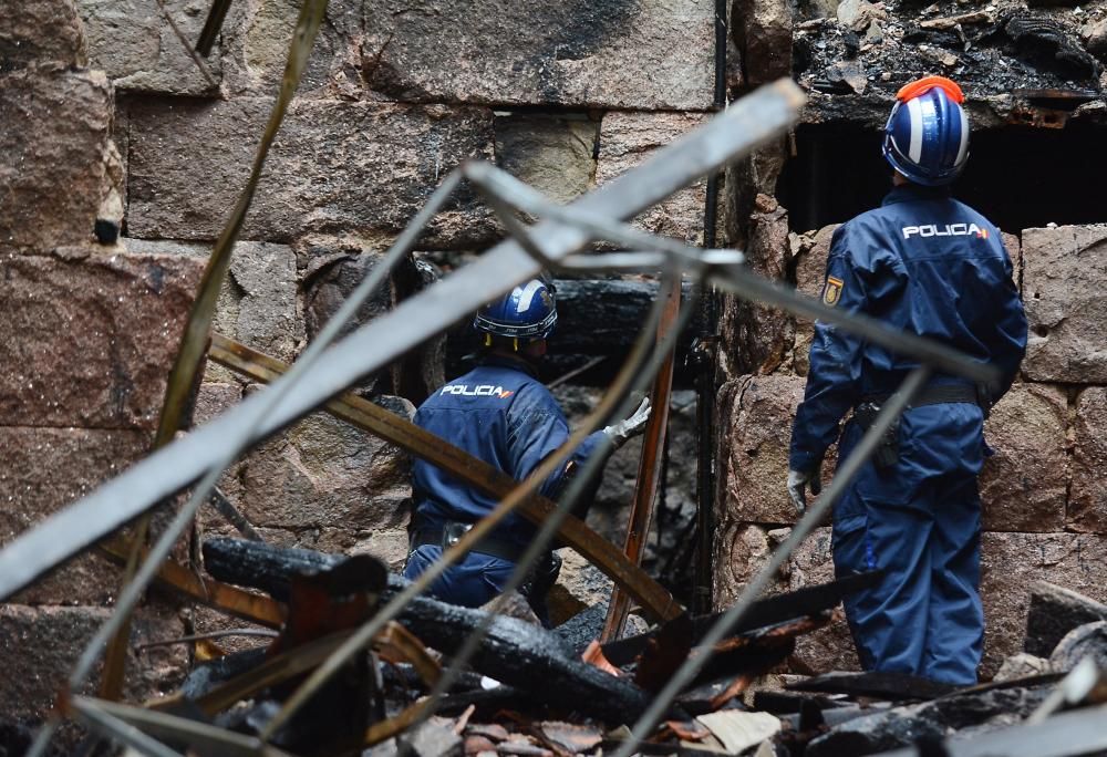 La policía inspecciona el edificio calcinado en Pontevedra en busca del origen del fuego