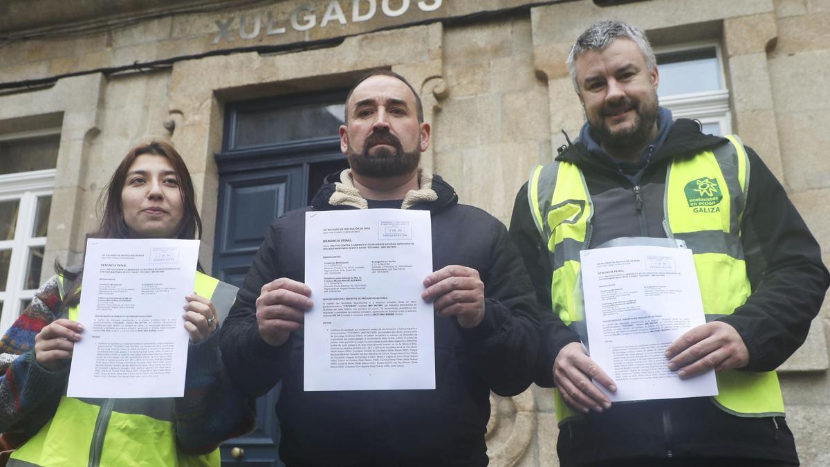 Ecologistas presentan una demanda penal por el vertido de pellets en el juzgado de Noia.