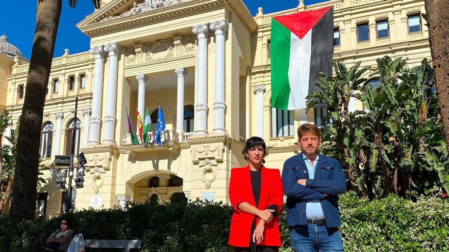 Podemos e IU cuelgan simbólicamente una bandera de Palestina en el Ayuntamiento de Málaga