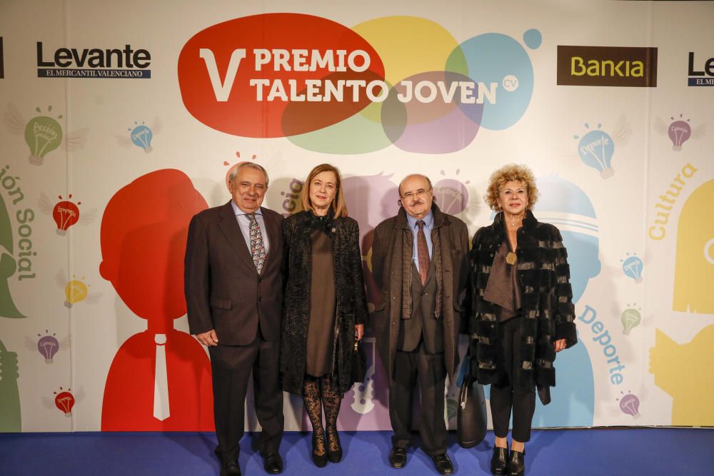 Los invitados posan en el photocall de los premios Talento Joven CV.