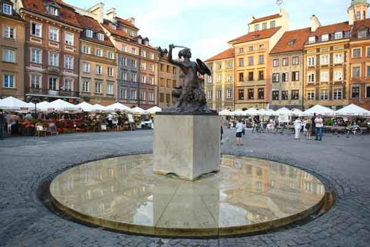 La Sirena de Varsovia es una escultura que se encuentra en el centro de la Plaza del Antiguo Mercado de la ciudad.