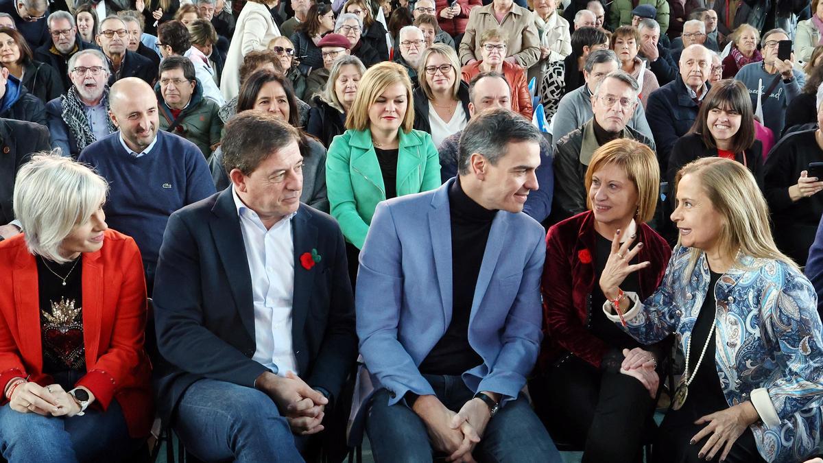 Sánchez con Besteiro en el acto electoral de Vigo este sábado.