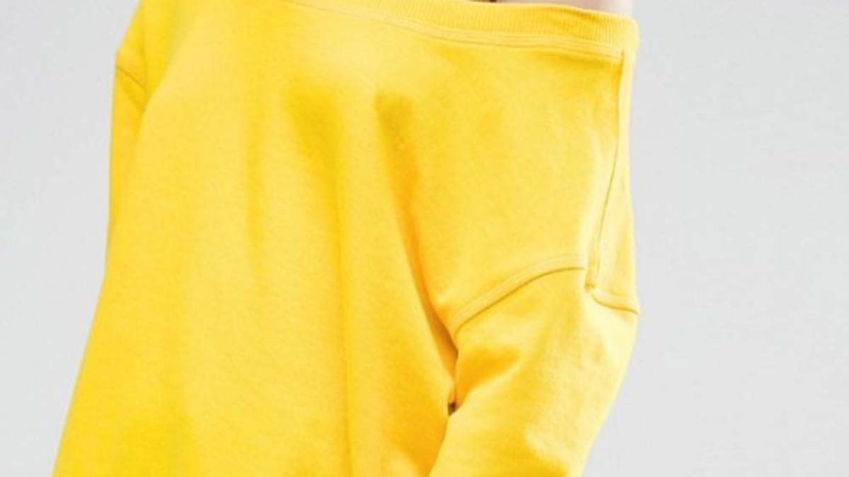 Sudadera amarilla con los hombros al aire de Asos. (Precio: 25,99 euros)
