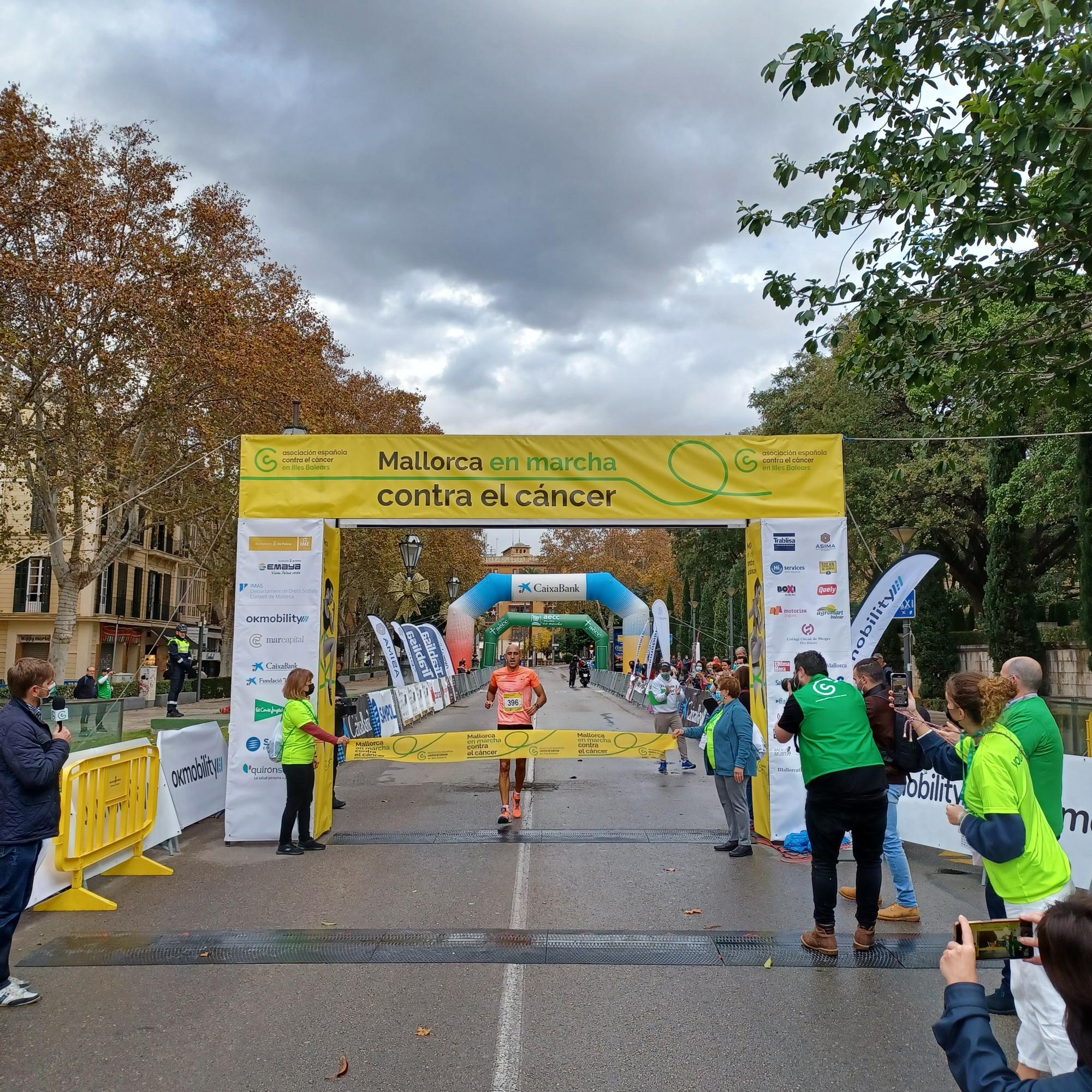 Miles de personas participan en la carrera y marcha contra el cáncer en Palma