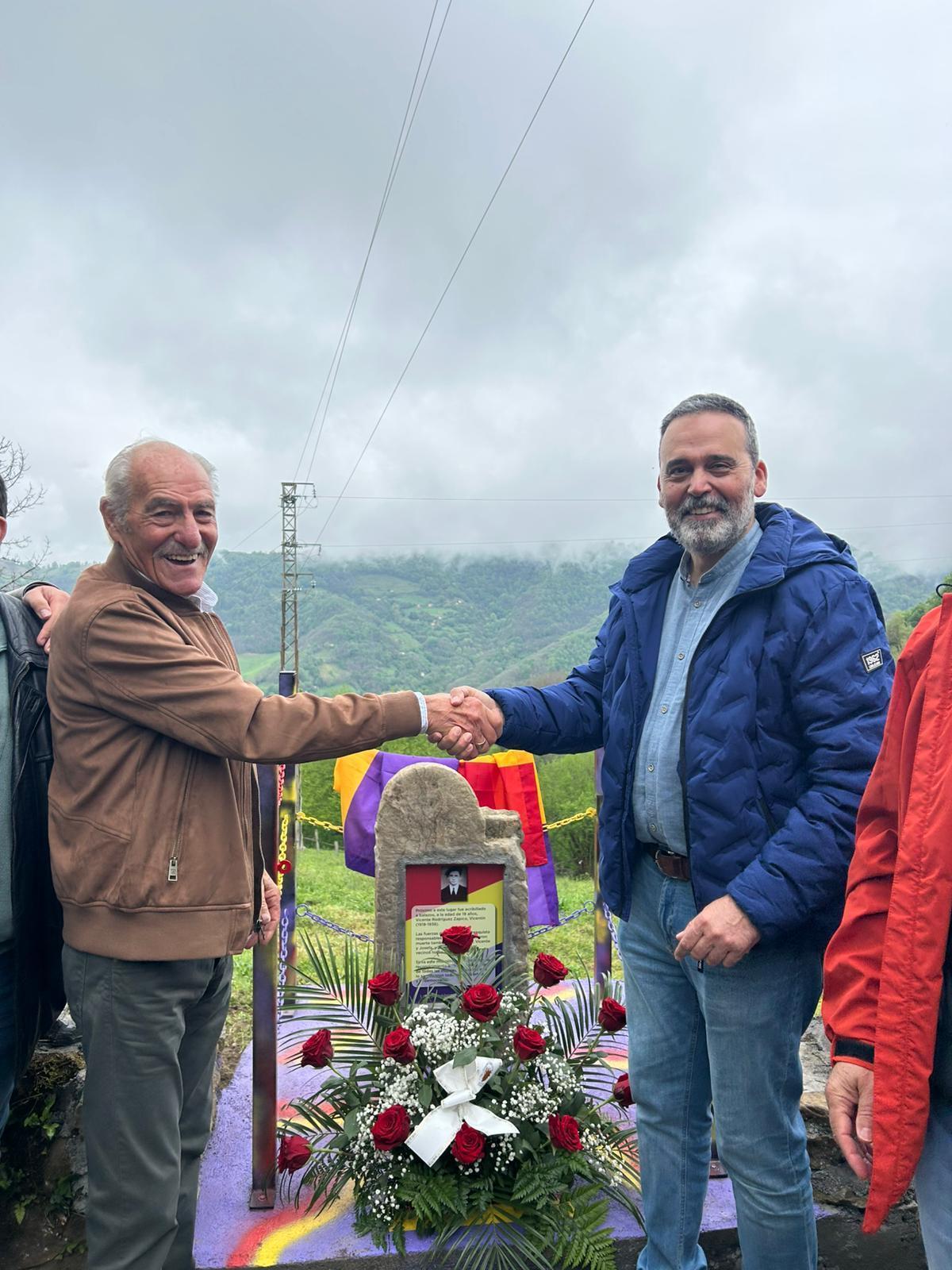 Maximino Rodríguez, Chimo, a la izquierda, y el diputado socialista Ricardo Fernández, familiares de Vicente Rodríguez Zapico, ante la placa